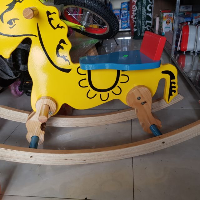 Ngựa gỗ cho bé
