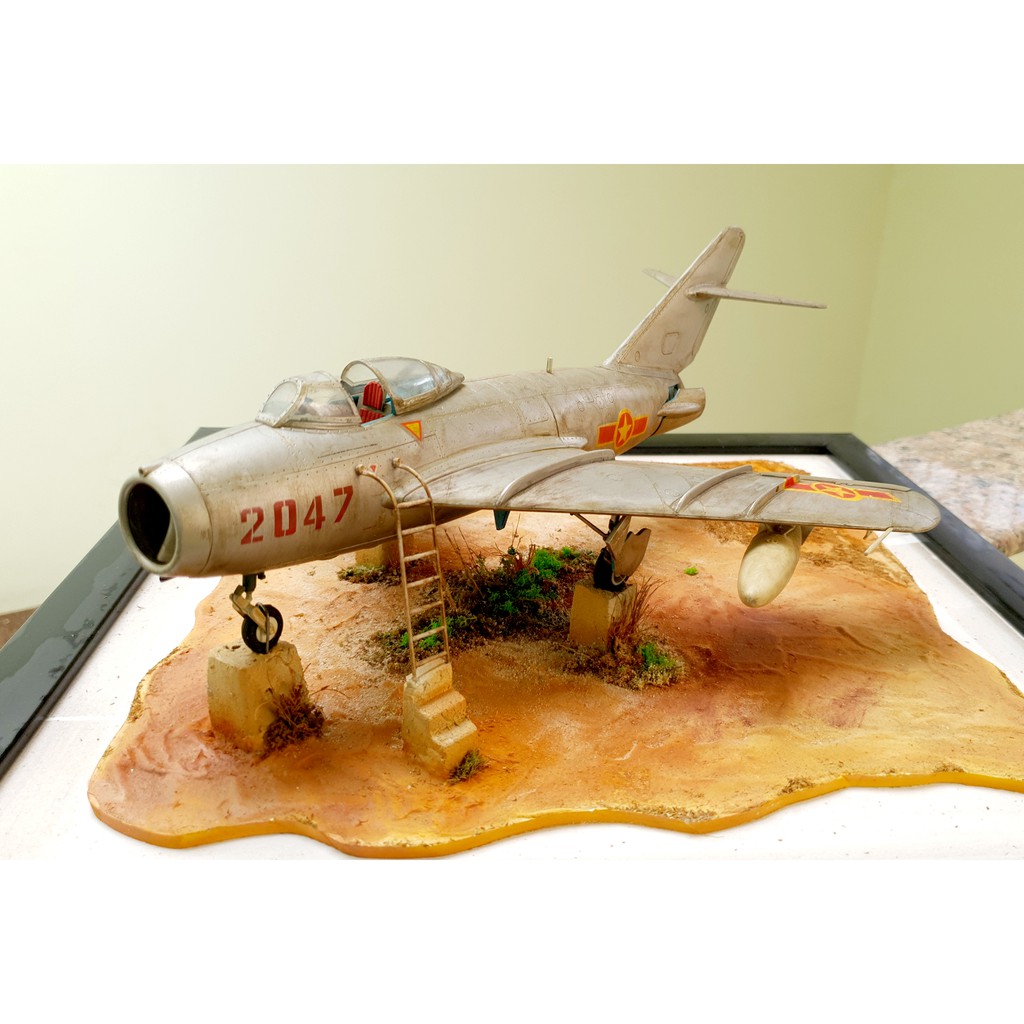 Mô hình trưng bày máy bay Mig 17 số hiệu 2047 tỷ lệ 1/32 ( kèm hộp mica )