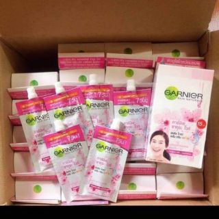 Kem dưỡng trắng dưỡng ẩm
