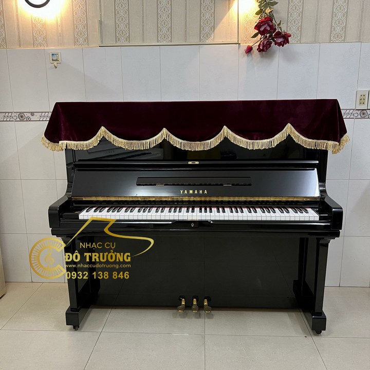 Khăn phủ đàn Piano nhung đỏ đô tua rua nâu