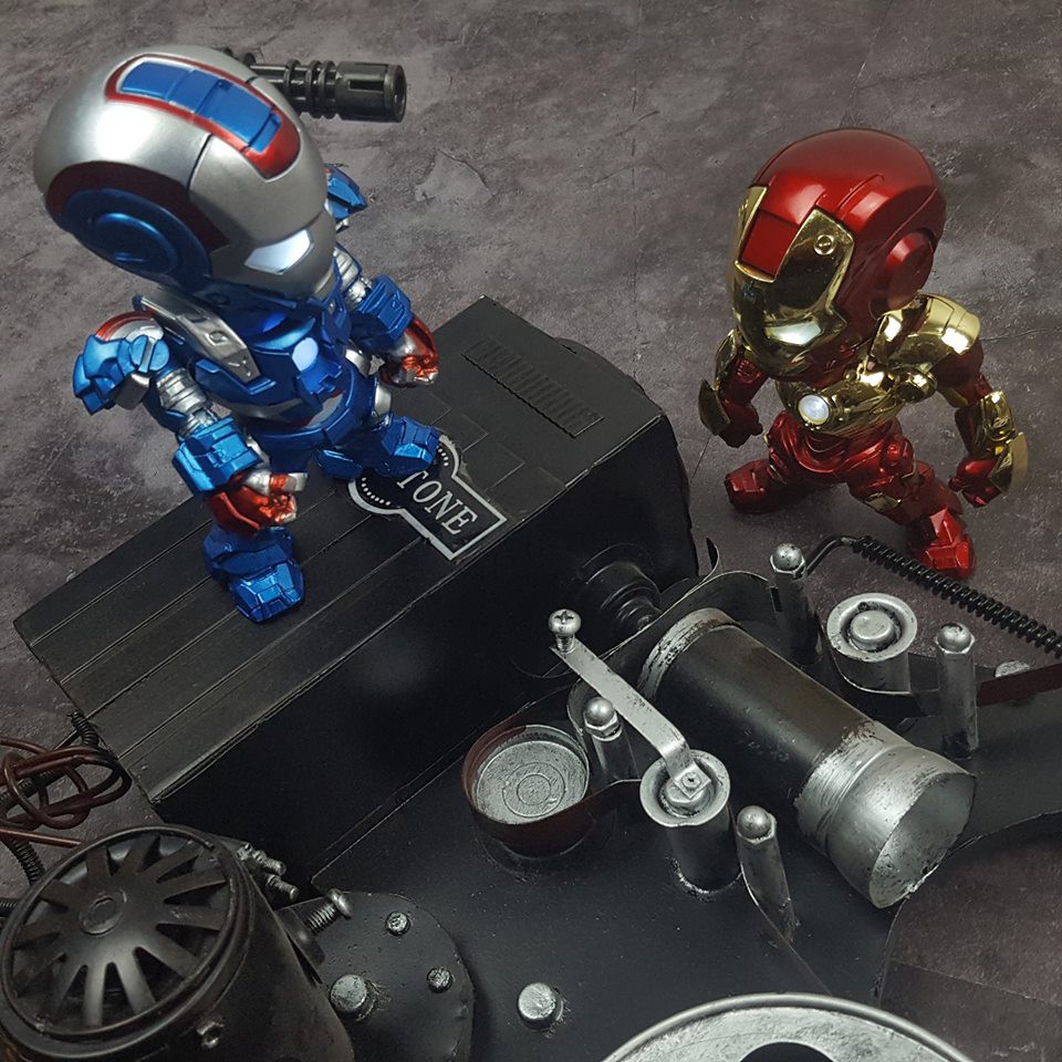 Mô hình Iron Man đèn led cảm ứng