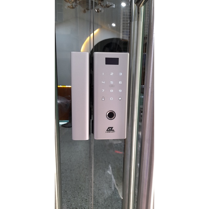 Khoá cửa vân tay G200 phù hợp lắp đặt cho các mẫu cửa kính, văn phòng, chung cư-khách sạn. Hợp kim Kẽm