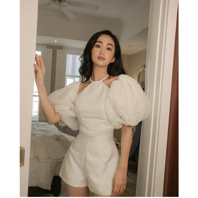 SET ÁO TRẮNG CỔ YẾM PHỐI TAY VOAN HOA PHỒNG NƠ LƯNG + SHORT