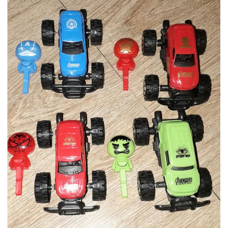 Một chiếc xe siêu anh hùng chạy bằng chìa khóa bằng nhựa rất đẹp
