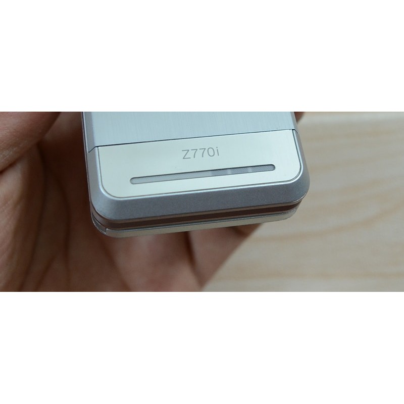 ĐIỆN THOẠI NẮP GẬP SONY ERICSSON Z770i THỜI TRANG