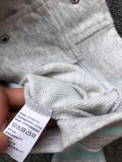 Áo khoác nỉ Suturino