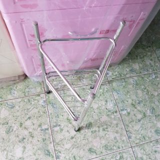 Chân bình nước tam giác