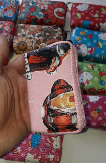 Một cái ví_bóp da Pu mini đa năng có dây kéo kích thước 10x6x3 cm rất đẹp