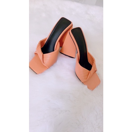 style châu mỹ guốc đế vuông màu cam cực tươi xinh , đeo trắng chân