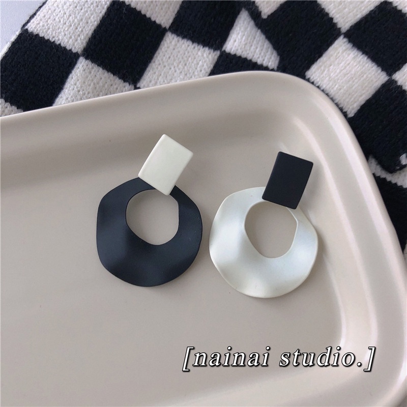 Bông Tai Hình Tròn Không Đối Xứng Màu Trắng Đen Phong Cách Cổ Điển Thời Trang Cho Nữ