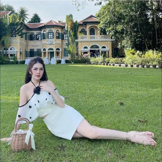 SÉT ÁO TRẮNG ĐÍNH HOA ĐEN PHỐI CHÂN VÁY