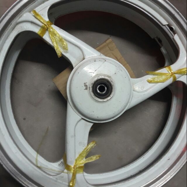 Mâm 3 cây đặc,rã xe.Còn nguyên xi.có trầy.có 2 màu trắng và đen