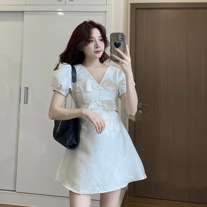 Váy gấm khoét eo