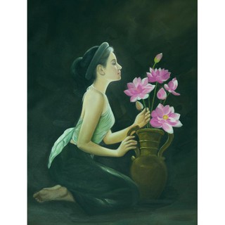 Tranh dán tường VTC cô gái mặc áo yếm cầm hoa sen UD0922 kim sa