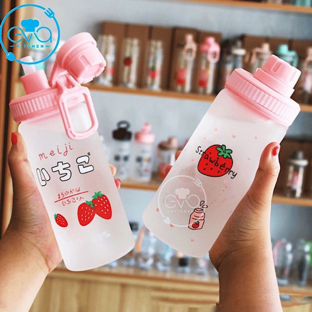 Bình Đựng Nước Thuỷ Tinh Mờ Nắp Bật Có Quai Cầm Dâu Tây Strawberry 500 Ml Tặng Kèm Ống Hút Tiện Lợi