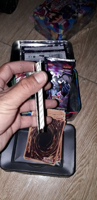 Hộp 67 thẻ bài Yugi-oh pack có tem bạc và bàn đấu