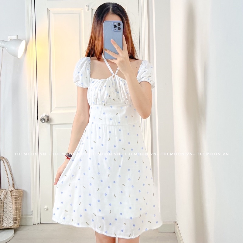Đầm hoa nhí dáng ngắn mini váy xoè rớt vai dây yếm chéo cổ cutout lưng màu trắng