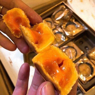 1 CHIẾC BÁNH TRUNG THU LAVA HONGKONG NHÂN TRỨNG MUỐI CHẢY HOT HIT (60gr)