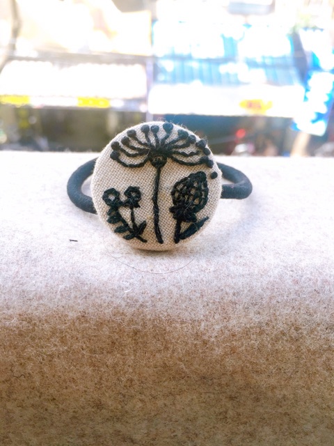 Cột tóc bọc vải thêu hoa handmade