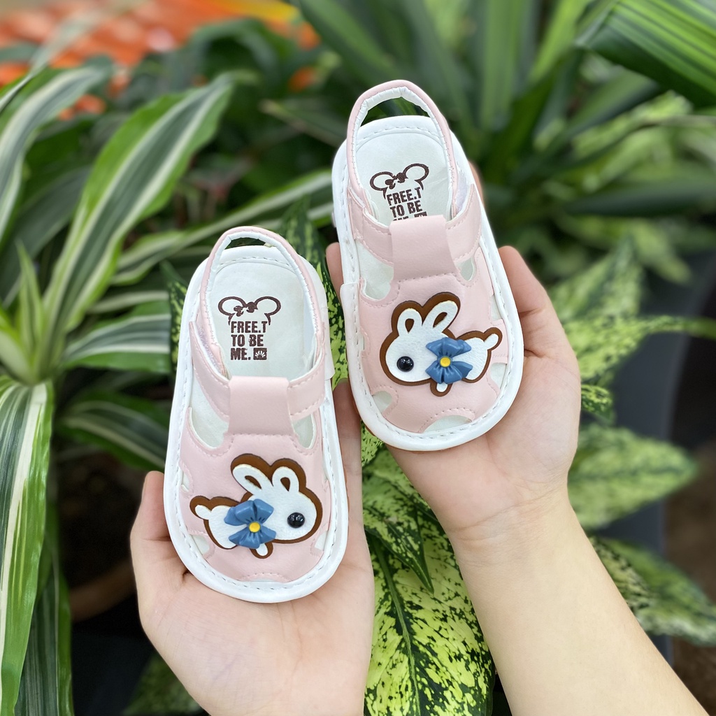 Sandal tập đi cho bé gái họa tiết thỏ đế mềm chống trơn trượt có còi tít tít