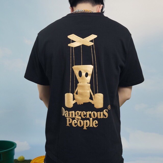 Áo thun Unisex đen trắng Dangerous People nhũ vàng Cotton CVC kháng khuẩn khử mùi bản oversize tay lỡ