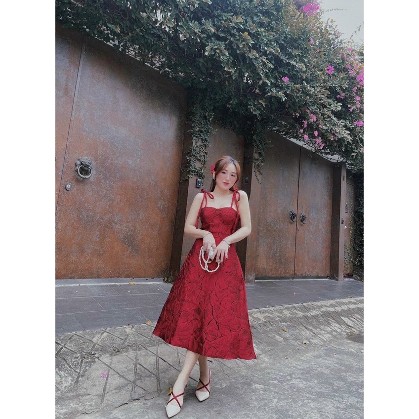 Váy Xòe Đỏ Dáng Dài, Đầm 2 Dây Cúp Ngực Cột Vai Chất Gấm Dày Dặn Họa Tiết Bắt Mắt, Váy Dự Tiệc Sang Chảnh. | BigBuy360 - bigbuy360.vn