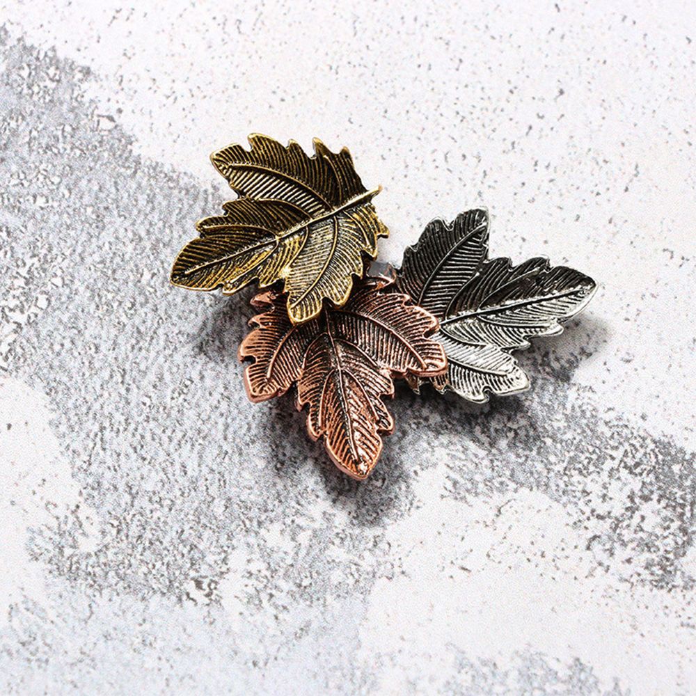 Huy hiệu cài áo hình lá phong kim loại cổ điển