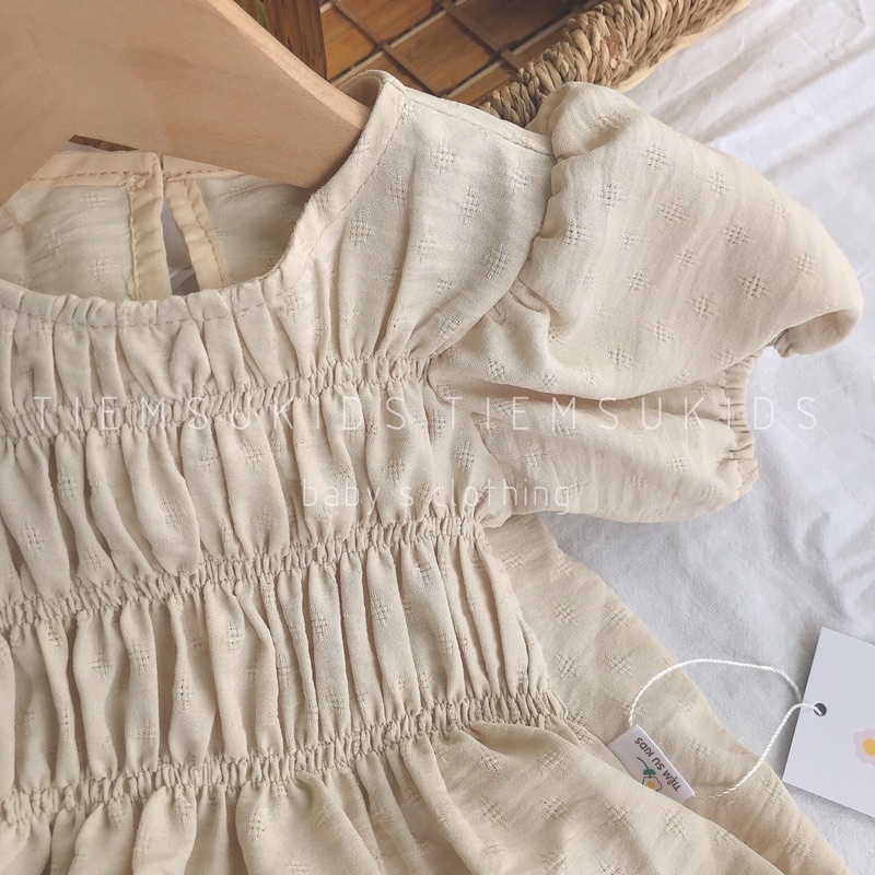 HÀNG THIẾT KẾ - Bộ đồ liền thân cài đũng nhún ngực tay vai bồng màu be kèm tuban cho bé