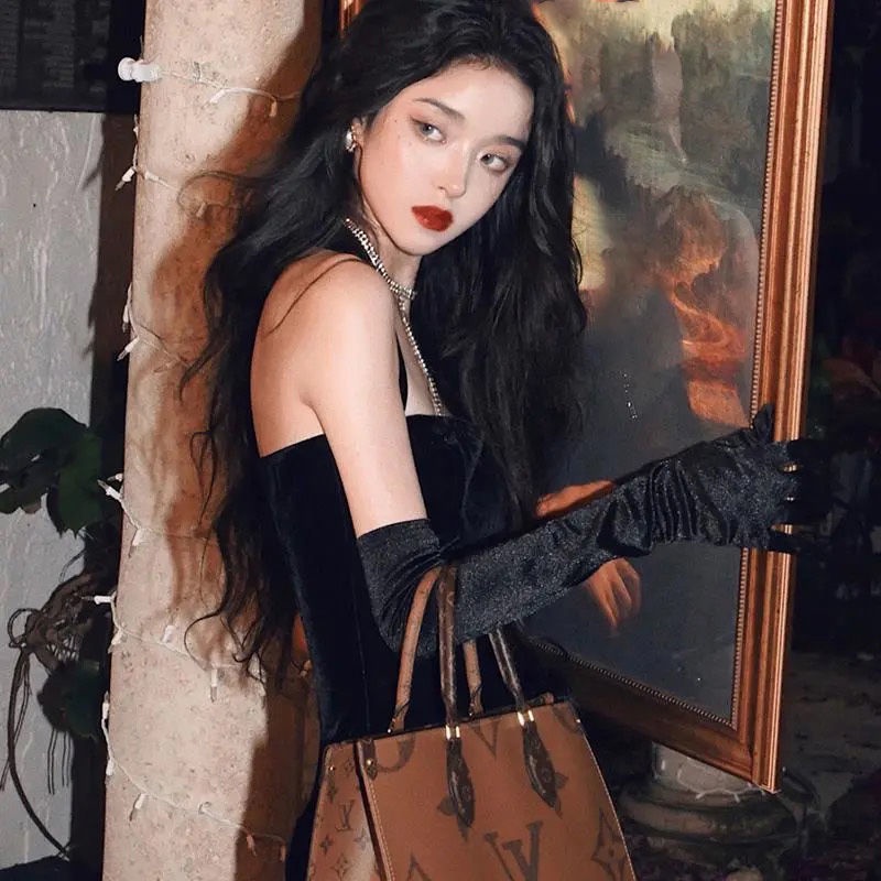 Đầm Nhung Đen Cổ Yếm Thiết Kế Xẻ Tà Quyến Rũ