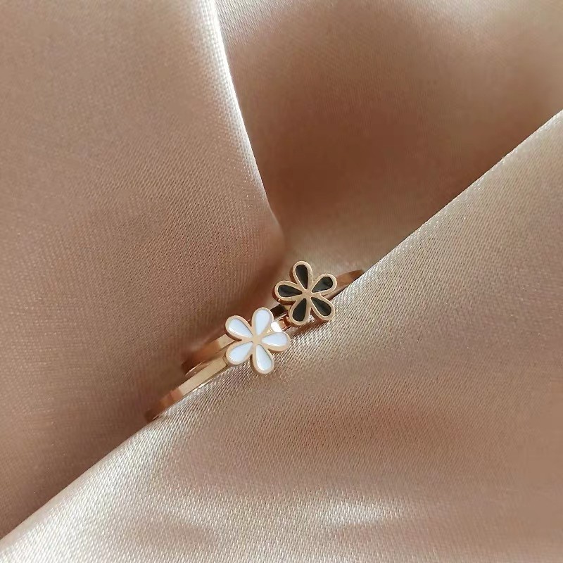 Nhẫn thép titan mạ vàng 18K chống thấm nước chống dị ứng không phai màu hình hoa cúc màu trắng/đen phong cách Hàn Quốc