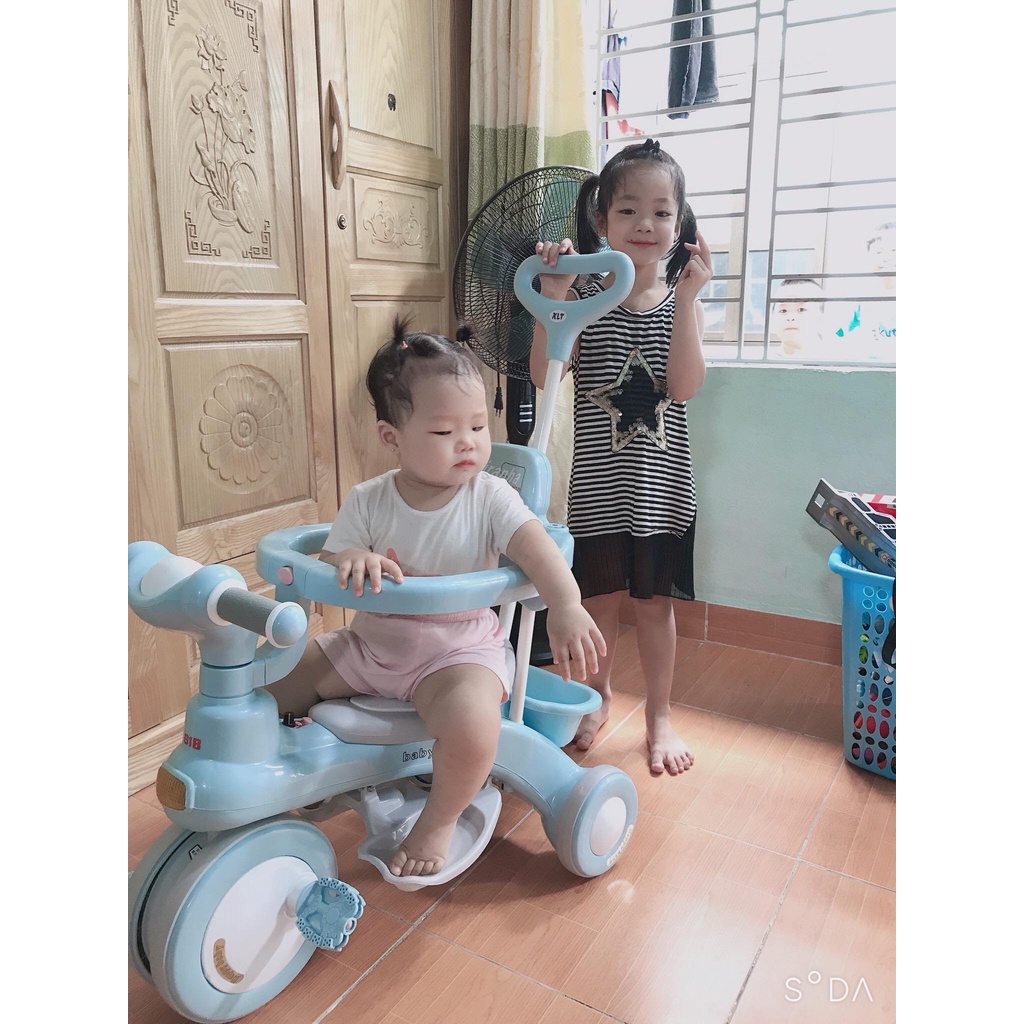 Xe đạp, xe đẩy 3 bánh đa năng kết hợp chòi chân cho bé thiết kế tay đẩy có dây đai.