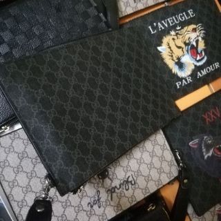 Clutch Ví Cầm tay.