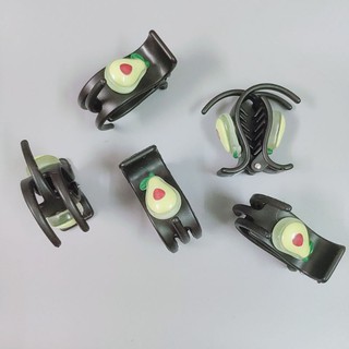 (Lẻ) Kẹp Càng Cua 3 Răng Đen Gắn Charm