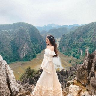 Set áo croptop chân váy tầng trắng