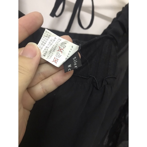 Váy voan đen kiểu lạ