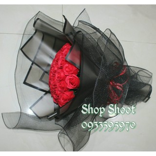 BÓ HOA SÁP THƠM 30 BÔNG ĐỎ PHỐI LƯỚI ĐEN