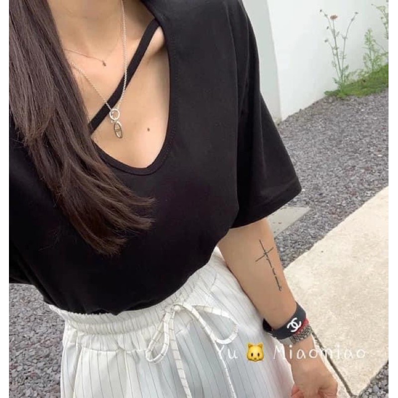 Áo phông giấy cổ dây đan xéo