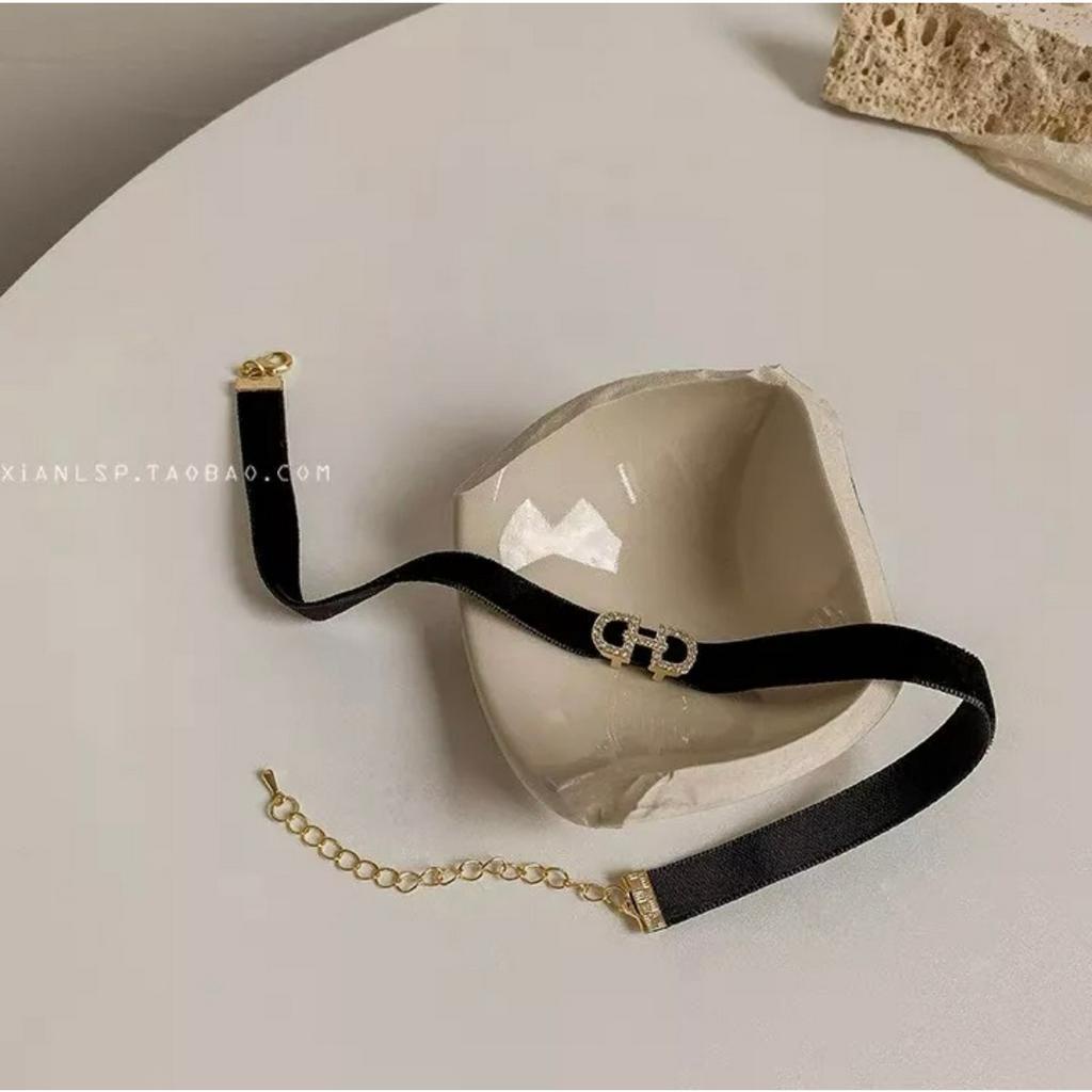 Choker vải da lộn ánh nhũ vàng sang chảnh phong cách hiện đại