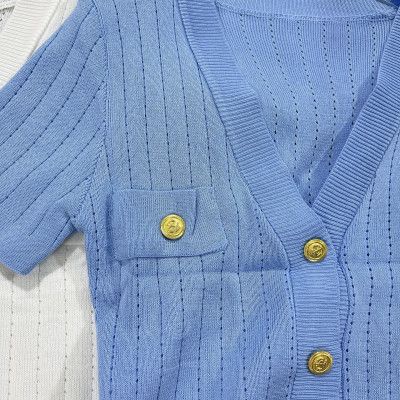 Áo len cổ v vạt bầu tôn dáng cộc tay màu