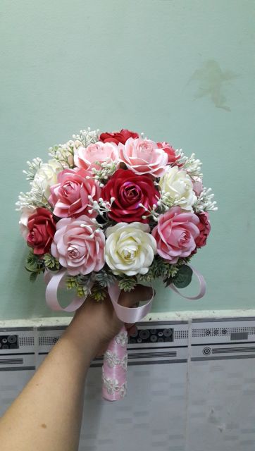 Tay cầm bó hoa cô dâu