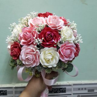 Tay cầm bó hoa cô dâu