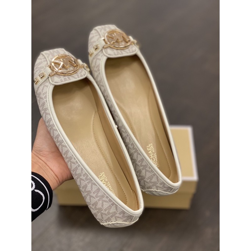 Giầy bệt thần thánh nhà mk