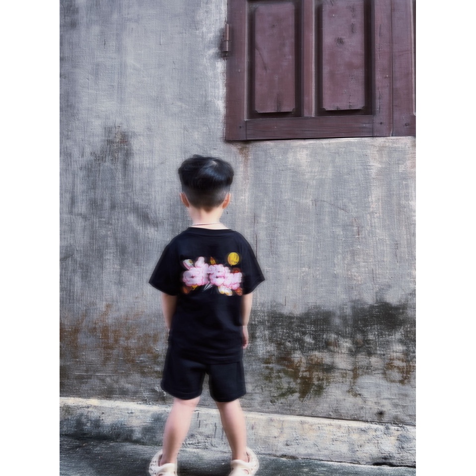 Áo thun tay lỡ, cổ tròn cho bé và gia đình họa tiết D.r.e.w vải cotton mềm mịn, thoáng mát – Sammy_VN