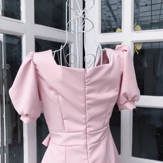 Đầm hồng cổ vuông nút bọc xt
