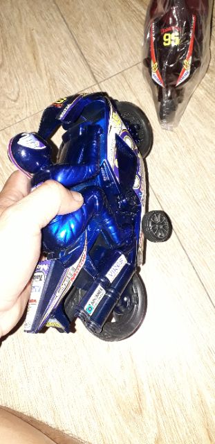 Chiếc xe mô tô mô hình bằng nhựa chạy chớn kích thước 22x15x8 cm