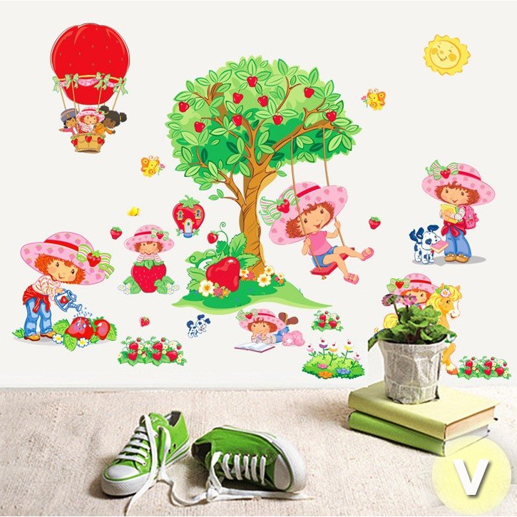 Decal dán tường Cô bé dâu tây