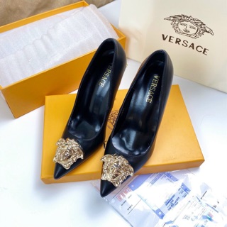 Giày Cao gót nữ gót nhọn đính tag logo màu vàng