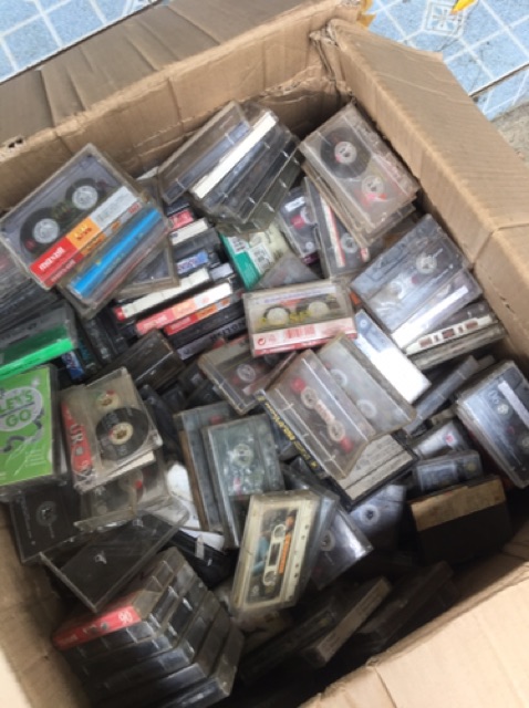 10 chiếc băng cassette trưng bày