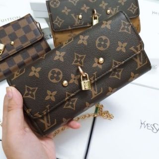 Cluth cầm tay + dây xích đeo