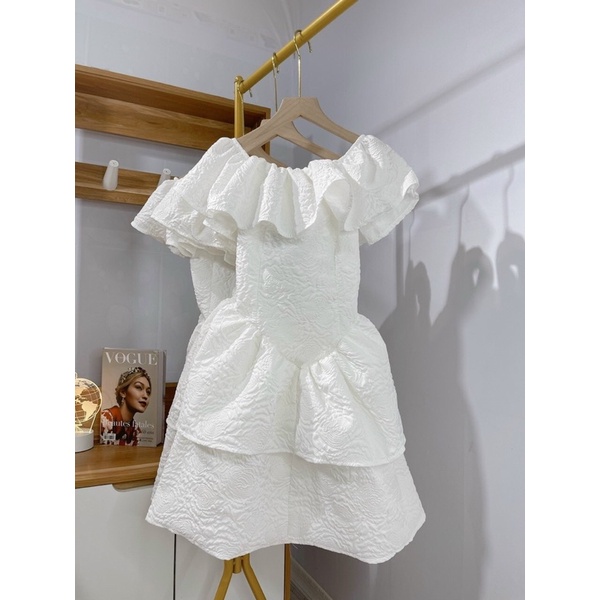 Váy Trắng  Xốp Trễ Vai Bo Eo Xoè Tầng